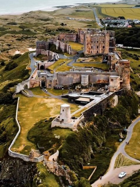 Bamburgh Castle, Stay In A Castle, North East England, Castle Ruins, Places Of Interest, Medieval Castle, Ghost Towns, Big Bang Theory, North East