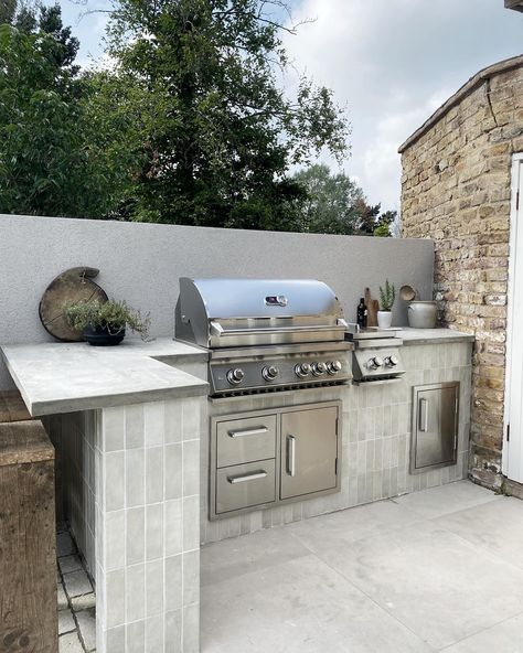 Even with limited space, you can design a functional and stylish outdoor kitchen that allows you to enjoy cooking and entertaining outdoors. You can still have a haven for relaxation and connection with nature 🌲 🏡 The key? Get creative with space-saving solutions! Check our outdoor space saving blog out via the link in our bio 👆🏼 Kitchen Design Outdoor, Design Outdoor Kitchen, Big Deck, Outdoor Bbq Area, Connection With Nature, Outdoor Kitchen Plans, Outdoor Bbq Kitchen, Bbq Island, Built In Bbq