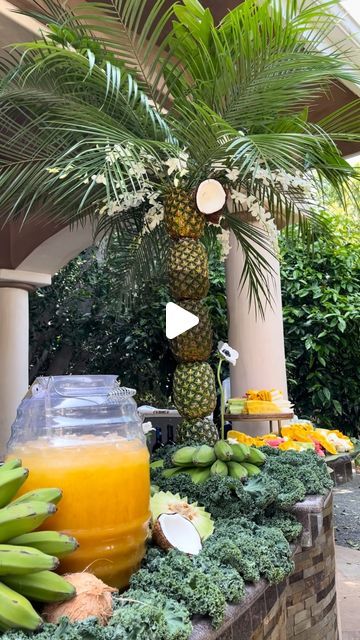 Buffet Table Ideas Decor Outdoor, Tropical Charcuterie Board, Fruit Bar Ideas Parties, Outdoor Brunch Decor, Brunch Set Up, Annaprasana Decor, Outdoor Party Appetizers, Outdoor Brunch Party, Tropical Table Setting