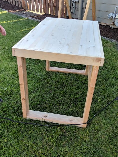 Do you need a computer desk that is easy to make? Check out this homemade desk for a small office space that you can set up in a bedroom or living room. #diy #desk #office Homemade Desk, Built In Computer Desk, Crate Desk, Diy Desk Plans, Diy Computer Desk, Reclaimed Wood Desk, Desk Diy, Desk Plans, Folding Walls