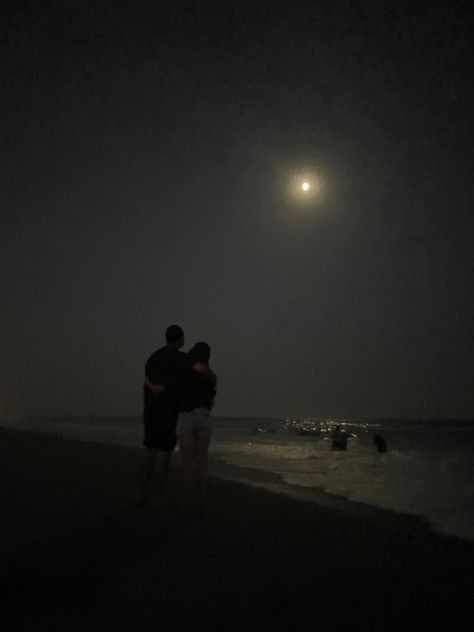 Moon With Couple Aesthetic, Couple Under Moon Aesthetic, Night Time Beach Pictures Couples, Couples In Beach At Night, Late Night Beach Aesthetic Couples, Cute Old Couples, Creative Couples Photography, Dark Beach, Hugging Couple