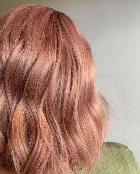 Hair Strawberry Brown, Popular Hair Trends 2023, Pinkish Strawberry Blonde Hair, Strawberry Hair Dye, Peachy Brown Hair, Red Strawberry Hair, Strawberry Brown Hair Color, Brown Strawberry Hair, Pinky Brown Hair