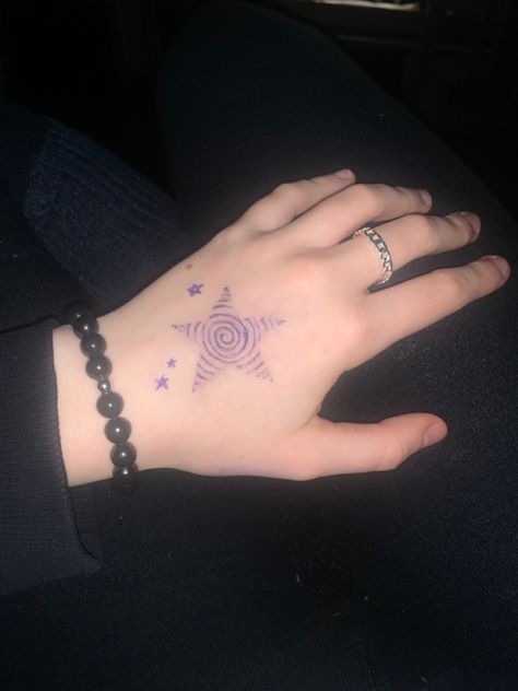 Hand with a drawing of a star, made of a spiral, on it Star Hand Doodles, Cool Tattoos To Draw On Yourself Easy, Arm Doodle Tattoos, Ideas For Drawing On Hand, Patterns To Draw On Your Hand, Star With Spiral, Gel Pen Tattoo Ideas, Star Hand Drawing, Star Drawing On Hand