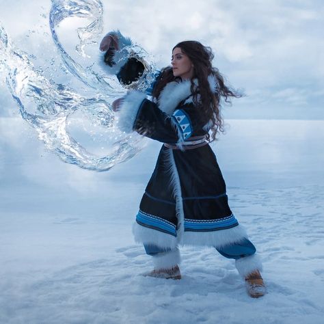 Katara comes to life in a talented fan's Avatar: The Last Airbender cosplay. Katara Aesthetic, Fire Vs Water, Water Bending, Princess Yue, Water Bender, Avatar Cosplay, Avatar: The Last Airbender, Avatar Zuko, Water Tribe