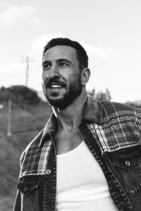 Pablo Schreiber Mad Sweeney, Mad Sweeney, Pablo Schreiber, American Gods, Herren Outfit, Muscular Men, Hollywood Actor, Tv Programmes, Character Aesthetic