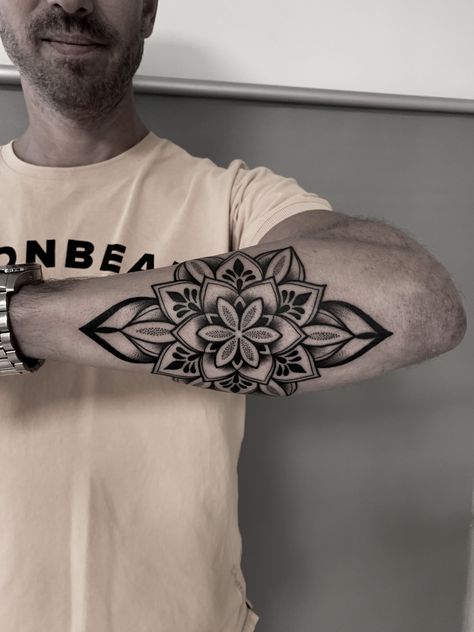 Mandela Tattoo Men, Forearm Mandala Tattoo, Mandala Tattoo Men, Egyptian Eye Tattoos, Underarm Tattoo, Tato Tradisional, Tattoo Leggings, Unique Tattoos For Men, Inner Bicep Tattoo