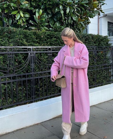 Pink Trench Coat Outfit, Pink Coat Outfit Winter, Pink Coat Outfit, Eurotrip Outfits, Pink Winter Coat, Winter Coat Outfits, Look Rose, Lit Outfits, Stylish Winter Outfits