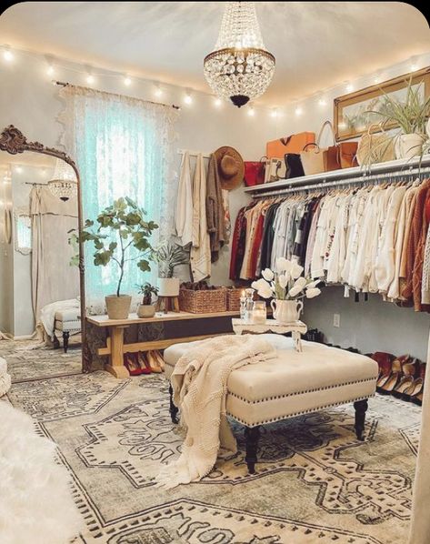 Walk In Closet With Seating, Dressing Area In Bedroom Small Spaces, Boho Walk In Closet, Walk In Wardrobe Ideas Master Bedrooms, Cupboards Ideas, Spare Room Closet, Cloffice Ideas, Lady Lounge, Walk In Closet Design