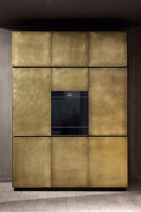 “The place I like best in this world is the kitchen. No matter where it is, no matter what kind, if it’s a kitchen, if it’s a place where they make food, it’s fine with me” - BANANA YOSHIMOTO - (Minacciolo Kitchen Design) Ryan Saghian, Room Dividing, Metal Room Divider, Tv Fal, Brass Plates, Cosy Home, Remodeling Mobile Homes, Brass Kitchen, Gold Kitchen