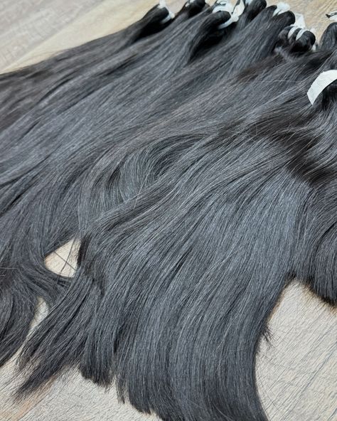 Our raw Malaysian bone-straight hair bundles are perfect for those who want to achieve a natural and healthy look. They are easy to style and maintain, and they are perfect for those who want to achieve a sleek and polished look. 🌹 Website: www.xxxhair.net 📲 #Xxxhair #rawhairbusiness #rawhair #rawindianhair #rawcambodianhair #rawburmesehair #rawhairvendor #rawvietnamesehair #rawhairbundles #explorepage #rawmalaysianhair Burmese Hair, Healthy Look, Vietnamese Hair, Raw Indian Hair, Cambodian Hair, Straight Hair Bundles, Nourishing Shampoo, Hair Vendor, Malaysian Hair