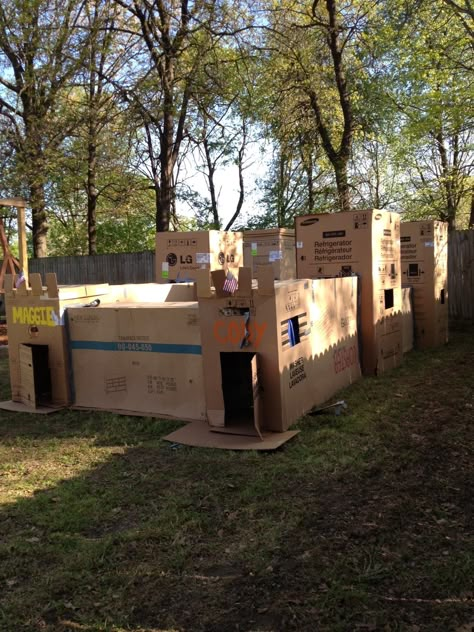 Cardboard Box Maze Diy, Giant Cardboard Box Ideas, Backyard Maze Diy, Diy Backyard Halloween Maze, Box Fort Ideas, Maze Birthday Party, Halloween Tunnel Ideas, Cardboard Tunnel, Box Forts