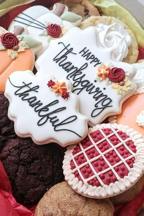 Give Thanks Cookies Decorated, Happy Thanksgiving Sugar Cookies, Fall Cookie Platter Ideas, Thankful Cookies Decorated, Decorated Thanksgiving Cookies Royal Icing, Circle Thanksgiving Sugar Cookies, Thanksgiving Sugar Cookie Ideas, Thanksgiving Cut Out Cookies, Friendsgiving Cookies Decorated