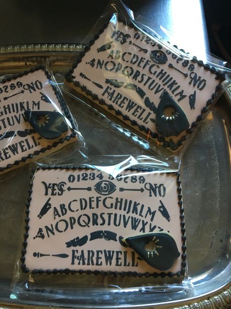 A Ouija board Halloween cookies Ouija Board Cookies, Ouija Cookies, Goth Cookies, Gothic Baking, Witch Desserts, Galletas Halloween, Witch Cookie, Witch Cake, Spooky Birthday