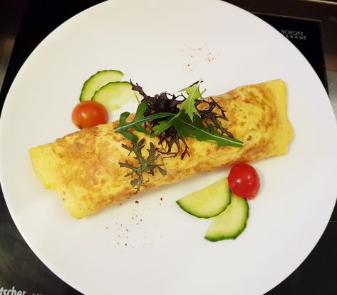 French Omelette Plating, Egg Presentation Ideas, Omelette Plating, Egg Plating Ideas, Tuna Omelette, Food Plating Design, Plating Food, Telur Dadar, Spanish Omelette