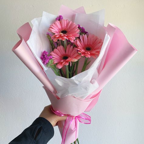 Ramo de tres gerberas color rosa #ramo #flowers #flower #gerberas #gerbera #ramito #pink #rosa Gerberas Bouquet, Gerbera Flower Bouquet, Pink Bouquet Flowers, Gerbera Daisy Bouquet Aesthetic, Gerbera Daisy And Rose Bouquet, Pink Gerbera Bouquet, Gerbera Bouquet, Pink Gerber Daisy, Pink Flower Bouquet