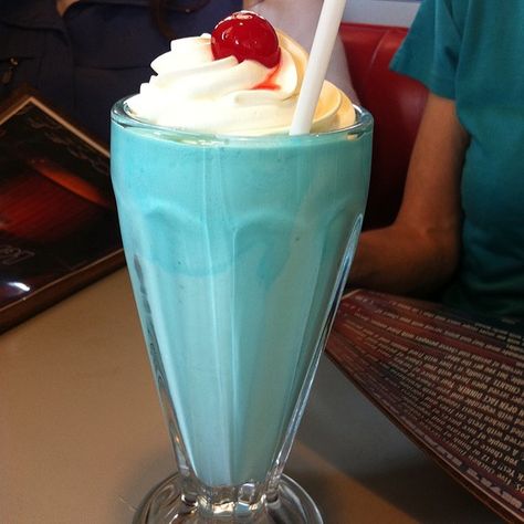 I don't know what flavor this is, but it sure looks good Raspberry Milkshake, Bubblegum Ice Cream, Ice Cream Vanilla, Fine Dining Restaurants, Blue Food, Milk Shake, Cream Soda, Cute Desserts, Milkshakes