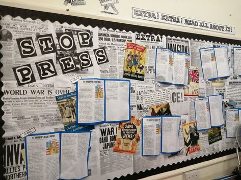 Newspaper Classroom Theme, Scrapbook Bulletin Board Ideas, Y2k Bulletin Board, Wall Newspaper School Ideas, Wall Magazine Ideas School Collage, Bulletin Board Layout, Wall Magazine Ideas School Aesthetic, Newspaper Article Display, Wall Magazine Ideas School