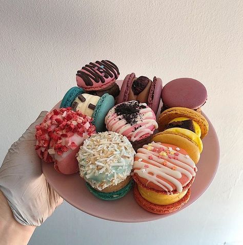 Desserts Aesthetic, French Cookies, Colorful Desserts, Macaron Cookies, Pretty Dessert, French Desserts, Macaron Recipe, Cute Desserts, Dessert Drinks