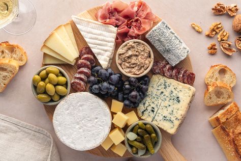 French Cheese Board, Lentil Hummus, Cheese And Charcuterie Board, Boards Party, Family Food Ideas, French Sauces, Sheep Cheese, Parisian Bistro, Cookie Platter