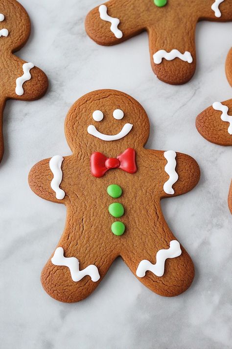 Best Christmas Gingerbread Man Cookies Ginger Bread Men Decorations Ideas, Gingerbread Biscuits Decoration, Ginger Bread Man Nail, Sugar Cookies Gingerbread Man, Gingerbread Man Cookies Decorated Ideas, Stamped Gingerbread Cookies, Cookie Decorating Gingerbread Man, Gingerbread Boy Cookies, Gingerbread Man Characters