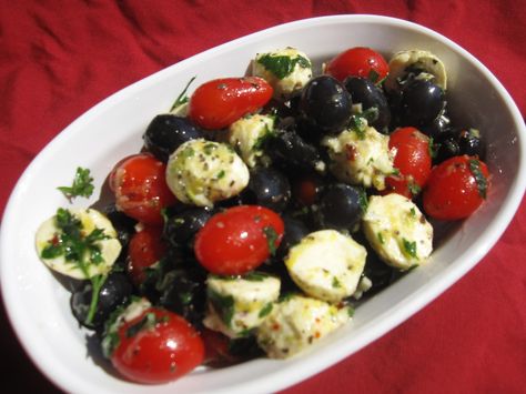 Fresh Mozzarella Appetizers, Black Olives Recipes, Inexpensive Appetizers, Mozzarella Appetizers, Olive Appetizer, Marinated Cheese, Tomatoes And Mozzarella, Marinated Tomatoes, Marinated Olives