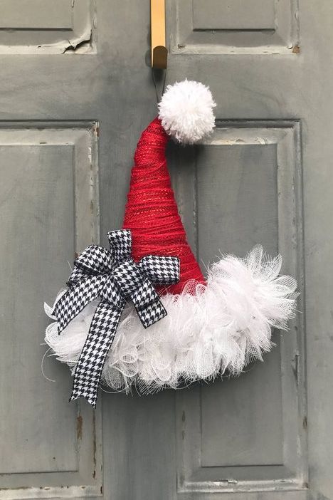 Santa Hat Wreath, Decorative Hats, Couronne Diy, Hat Wreath, Hanger Ideas, Red And White Christmas, Santa Wreath, Small Wreaths, Christmas Village Display