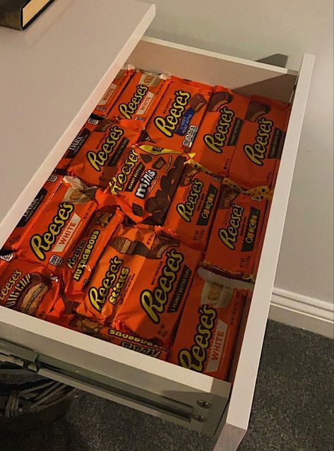 too much reeses chocolate draw Reeses Aesthetic, Chocolate Drawing, Reese's Puffs, Reese's Chocolate, Food For Special Event, Best Friend Pictures Tumblr, Reeses Cups, Chocolate Snacks, Junk Food Snacks