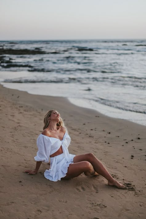 Sunset Bathroom, Melanie Auld, Cute Beach Pictures, Beach Photo Session, Sunset On The Beach, Modele Fitness, Shotting Photo, Photographie Portrait Inspiration, Beach Pictures Poses