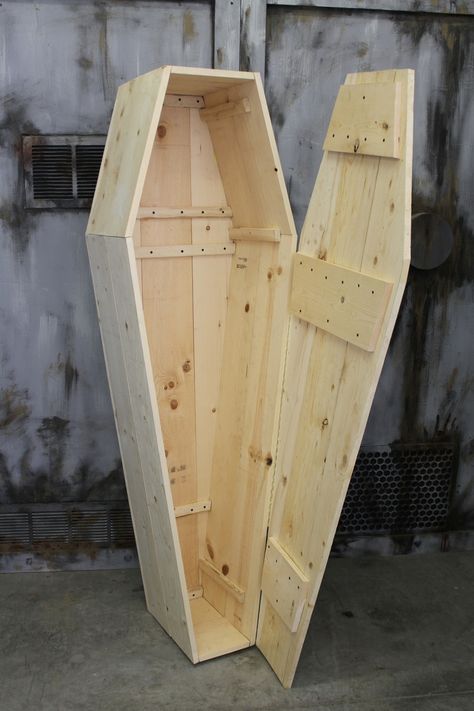 Classic Old-Time Coffin - Halloween FX Props Halloween Casket, Coffin Plans, Diy Coffin, Wood Casket, Halloween Props Diy, Halloween Coffin, Diy Props, Diy Halloween Projects, Diy Cans