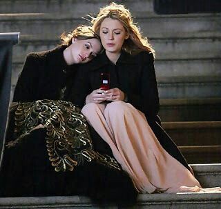 Blair Waldorf & Serena van der Woodsen Gossip Girl Wallpaper, Gossip Girl Cast, Mode Gossip Girl, Blair And Serena, Jenny Humphrey, Gossip Girl Aesthetic, Nate Archibald, Prom Couples, Gossip Girls