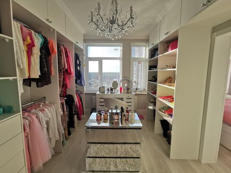 Closet Rooms, Spare Room Closet, A Walk In Closet, Closet Organized, Castle Rooms, Big Closet, Beauty Room Vanity, Room Organization Bedroom, Girl Walk