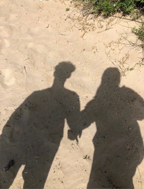 Beach Shadow Pictures, Shadow Couple Pictures, Couple Shadow Pic, Boy On Beach, Quotes Bff, Couple Shadow, Pranks Pictures, Couples Hidden Face Pics, Boyfriend Pranks