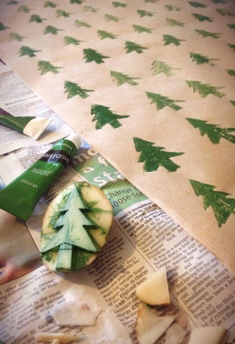 Christmas Tree Brown, Diy Christmas Wrapping Paper, Natal Natural, Christmas Wrapping Diy, Brown Paper Wrapping, Potato Stamp, Paint Wall Art, Wall Art Diy, Gift Wrapping Inspiration