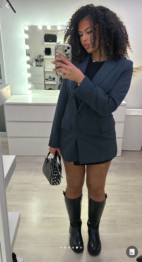 Night Out Outfit Blazer, November Dinner Outfits, Chic And Glamour Outfit, Baddie Blazer Outfit, Winter Birthday Brunch Outfit, Navy Blazer Outfits For Women, Heel Boots Outfit Black Women, Blazer Outfits Black Women, Outfit Blazer Noir