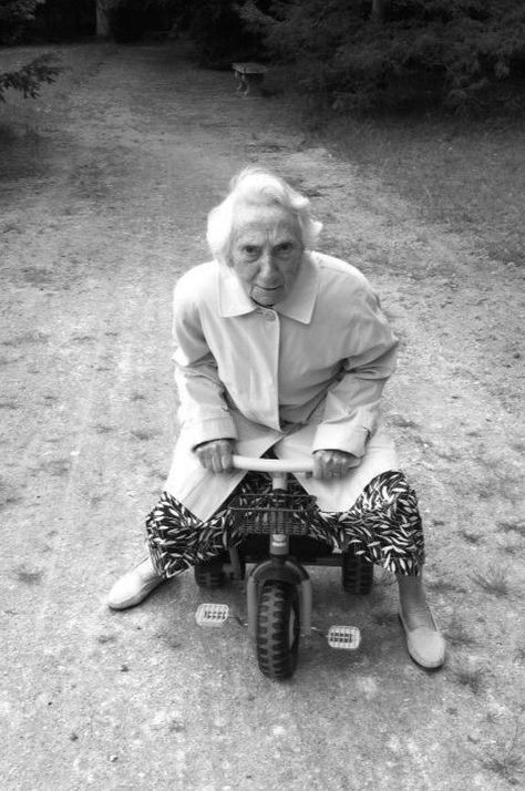 Old Woman, Pinterest Blog, Young At Heart, Old People, Aging Gracefully, People Photography, Growing Old, Tricycle, Funny People