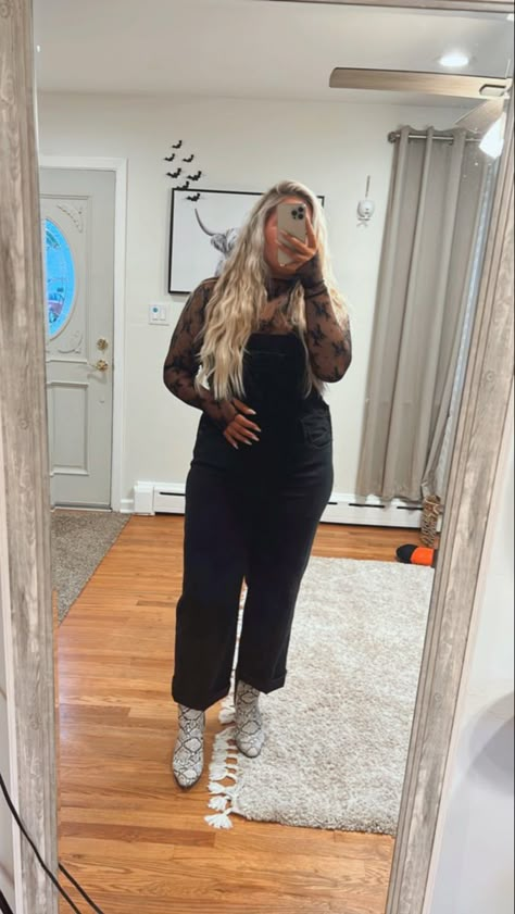 Plus Size Hairstylist, Hairstylist Outfits Curvy, Hairstylist Outfits Plus Size, Black Salon Outfits, Hairstylist Outfits Midsize, Christian Concert Outfit Spring, Black Cosmetology Outfits, Midsize Western Fashion, Cosmetology Outfits Ideas All Black