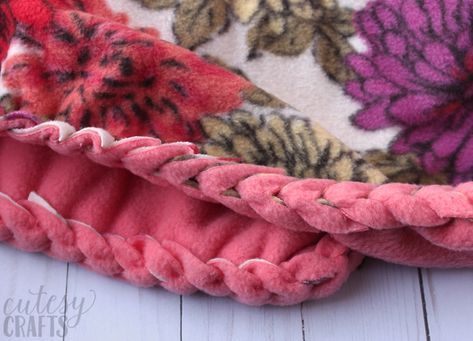 Fleece Blanket Edging, Braided Fleece, Fleece Blanket Diy, Fleece Projects, No Sew Fleece Blanket, No Sew Blankets, Braided Rug Diy, Fleece Tie Blankets, Tie Blankets