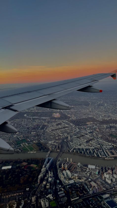 London Airport Aesthetic, Airport Vibes, Florida Aesthetic, Airplane Window View, Study In London, Aesthetic London, London Vibes, Airport Aesthetic, London Dreams