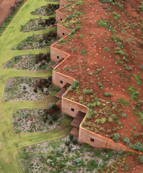 Rammed earth architecture: A versatile, green construction technique - Curbed Hobbit House Interior, Earth Houses, Earth Architecture, Rammed Earth Homes, Underground House, Butterfly Roof, Rammed Earth Wall, Earth Sheltered, Underground Homes