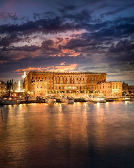 ✨🏰 **Admire the Majesty of the Royal Palace!** 🇸🇪 The Royal Palace is not just a stunning architectural marvel; it’s one of the most magnificent sites in Stockholm. 🌍❤️ What’s your favorite landmark in the city? Share your thoughts in the comments! ⬇️✨ 📷 @sahand.photography #RoyalPalace #Stockholm #TravelGoals #ExploreSweden #CulturalHeritage #BeautifulDestinations #viewstockholm Royal History, Royal Palaces, The Royal Palace, City Breaks, Car Rentals, Swedish Royals, London Hotels, Travel Website, Global Travel