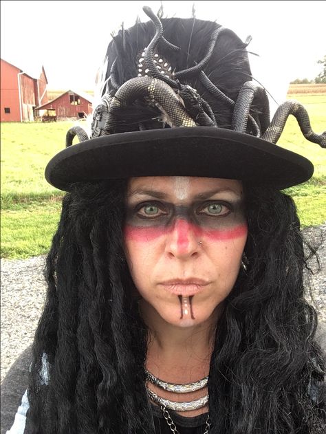 Voodoo Outfit Ideas, Voodoo Priest Makeup, Voodoo Priestess Costume Makeup, Witch Doctor Costume Female, Voodoo Witch Doctor Makeup, Voodoo Makeup Woman, Voodoo Halloween Makeup, Voodoo Queen Makeup, Voodoo Priestess Makeup