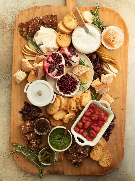 A Bruschetta Board Is the Only Holiday Appetizer You Need Dessert Crostini, Bruschetta Board, Crostini Bar, Style For Party, Boards Party, Holiday Apps, Holiday Cheese Boards, Bruschetta Bar, Summer Appetizers