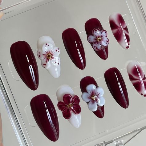 Detailed hand sculpted 3d flowers ❣️ Last Of Summer Nails, 3d Sculpted Flower Nails, 3d Sculpture Nail Art, Pretty Gel Nails Simple, 3d Flowers Nail Art, Red 3d Nail Art, Nail With Flowers Design, Fall 3d Nail Art, 3d Nail Designs Fall