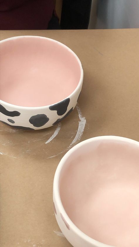 Bowl Art Painting Ceramic Pottery, Cow Print Pottery Painting, Cow Print Ceramics, Cow Pottery Painting Ideas, Simple Bowl Painting Ideas, Cute Ceramic Bowl Designs, Clay Bowl Ideas Aesthetic, Pinch Pot Painting Ideas, Aesthetic Bowls Ceramic