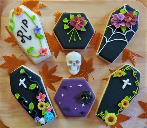 Coffin Cookies, Halloween Craft Projects, Cookie Business, Cut Out Cookies, Halloween Cookies, Hallows Eve, Cakes And More, Halloween Fun, Halloween Crafts