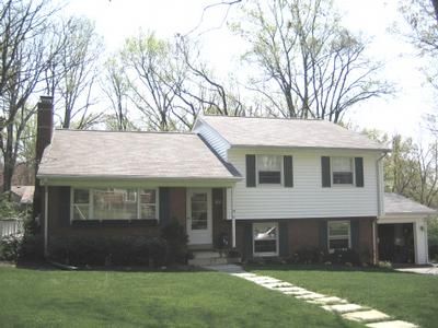 Encompass Design/Build took home the "Best Whole House Remodel in the $250,000 to $500,000 range" for this project in Vienna. To transform the outdated split-level above into the Craftsman-Style home below, Encompass created a multi-level roof with gables and dormers... Tri Level House Exterior, Winter Projects For Kids, Split Level Addition, Split Level Renovation, Tri Level Remodel, Bright Living Rooms, Split Level Ideas, Split Level House Exterior, Tri Level House