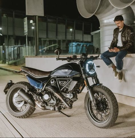 Light up the streets in full Next-Gen style! Subscribe Such a star in the night can only be one: Nightshift.Discover more: https://ducat.it/Nightshift #NextGenFreedom #Ducati #ScramblerDucati #Nightshift Ducati Scrambler Nightshift, Ducati Scrambler, Night Shift, Classic Bikes, Cool Bikes, Ducati, The Streets, Light Up, Motorcycles