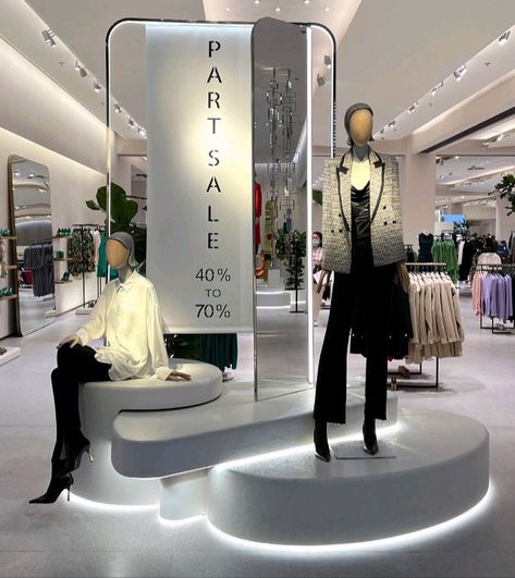 Luxury Retail Design, Modern Retail Store Design, Fashion Store Interior Design, Dress Room Ideas, Fitting Room Design, Luxury Retail Interior, Clothes Store Design, Fashion Store Display, Fashion Boutique Interior