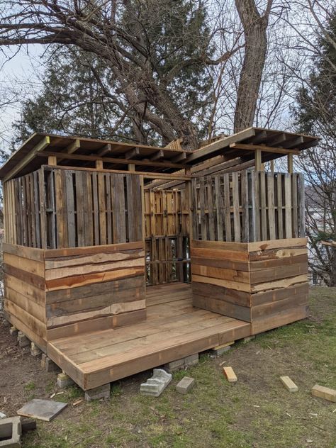 Dad Builds Son Nearly-Free Pallet Cabin Wood Pallet Cabin, Pallet Homes Houses, Pallet Fort Ideas, Pallet Shed Diy How To Build, Pallet House For Kids, Pallet Forts For Kids Diy, Diy Pallet Cabin, Pallet House Cabins, Diy Pallet House