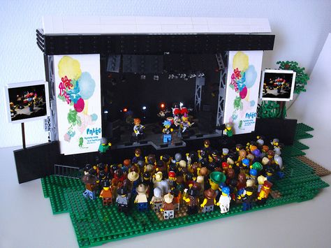 Complete stage diorama Lego Diorama Scene, Lego Music, Diorama Project, Easy Lego Creations, Friends Hanging Out, Custom Minifigures, Lego Custom Minifigures, Dj Setup, Craft Stalls